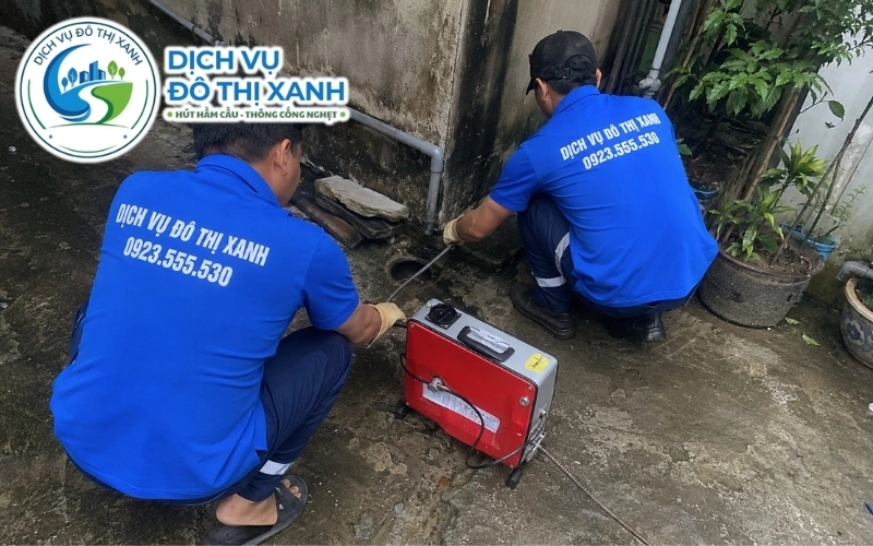 Nhân viên Đô Thị Xanh vớt nùi xơ bã và xịt áp lực làm sạch cống tại Đức Huệ