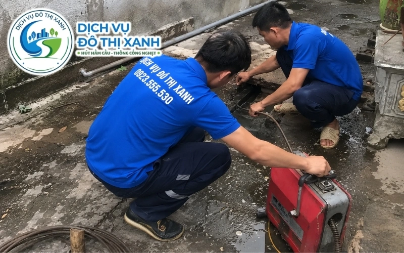 Nhân viên Đô Thị Xanh xử lý cống nghẹt do mỡ, xơ mía và vỏ trái cây tại Ngã Bảy