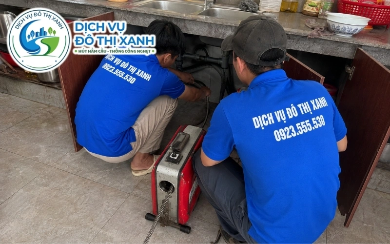 Xe bồn kín thu gom bùn, rễ cây và rác sau khi thông cống tại Long Mỹ