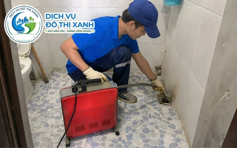 Xe bồn Đô Thị Xanh thu gom và vận chuyển bùn mỡ sau khi nạo cống tại Châu Thành