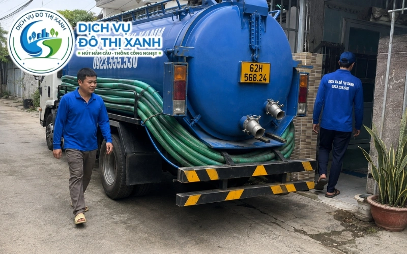 Xe bồn Đô Thị Xanh chạy tuyến gom dọc quốc lộ 62 tại Mộc Hóa