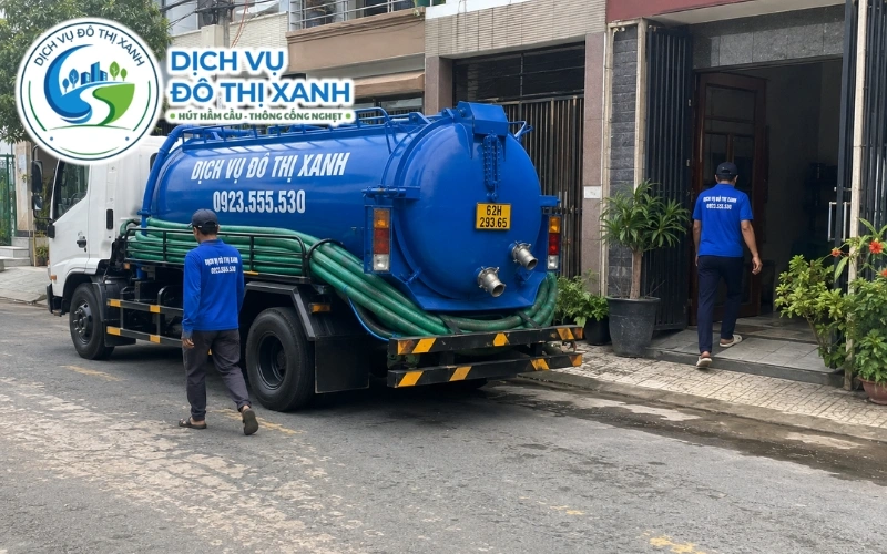 Xe bồn hút hầm cầu di chuyển trên tuyến đường khô tại Tân Hưng