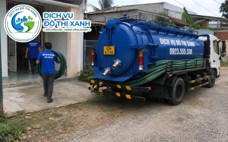 Xe bồn chuyên dụng hút kiệt hầm cầu cho hộ dân Tân Thạnh