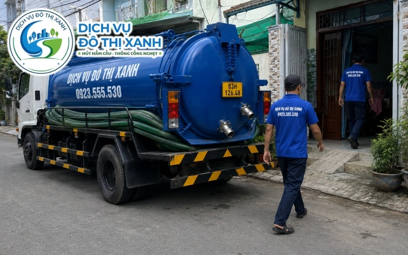 Đội xe Đô Thị Xanh chuẩn bị máy hút và ống nối dài cho ca hút hầm cầu Thạnh Trị