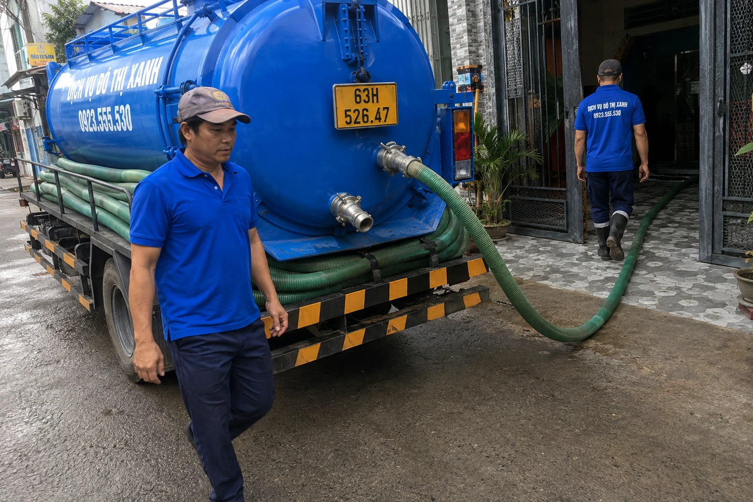 Xe Đô Thị Xanh đậu ngoài lộ và kéo ống hút vào nhà mé kênh Chợ Gạo