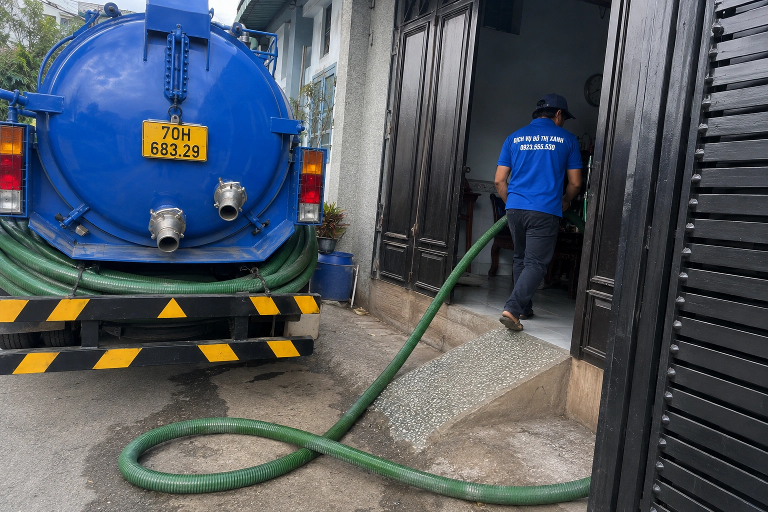 Xe hút hầm cầu gầm cao của Đô Thị Xanh đi đường rẫy tại Dương Minh Châu