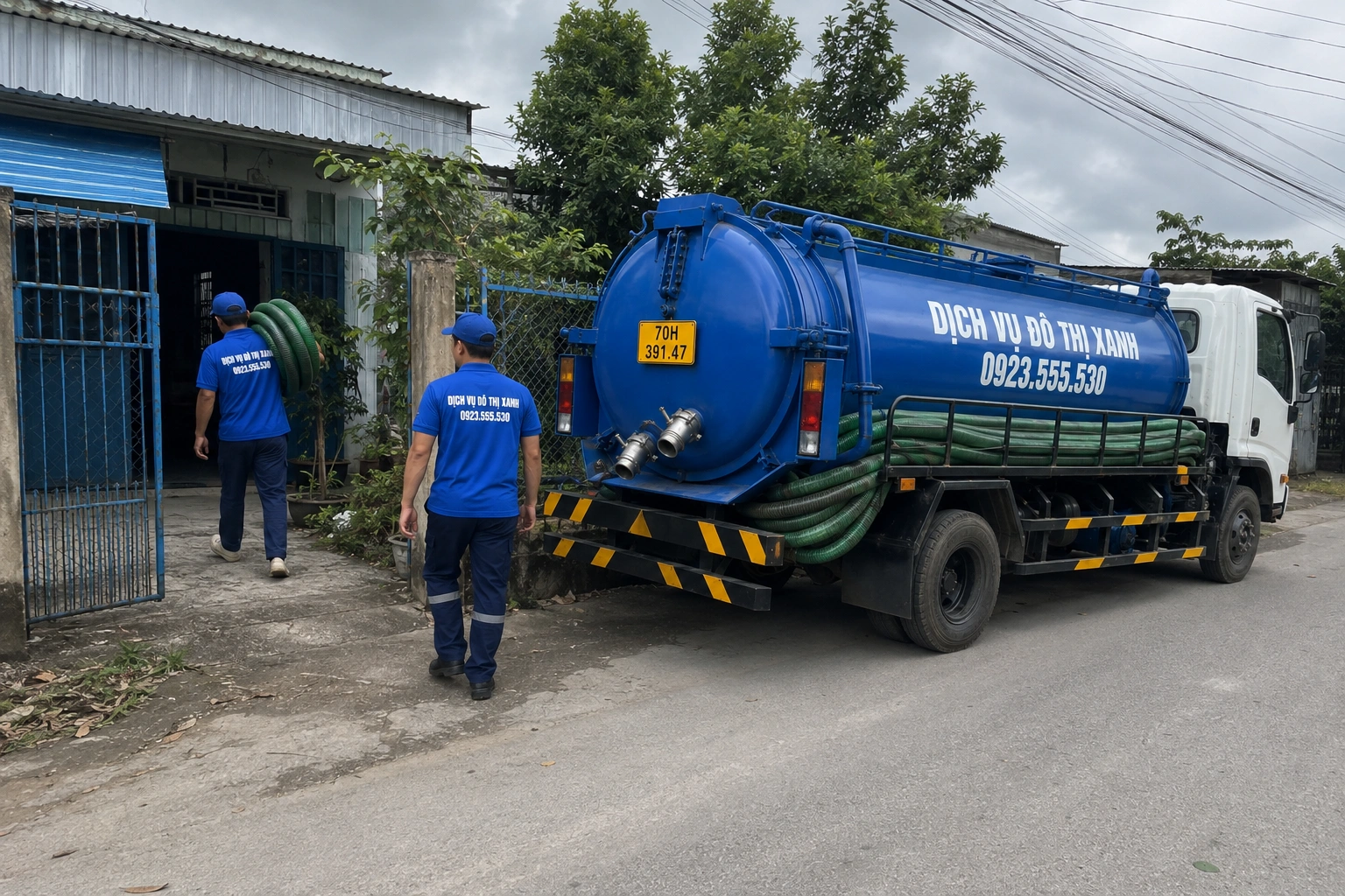 Xe hút hầm cầu Đô Thị Xanh di chuyển trên đường đất vào nhà vườn và ấp xa Châu Thành Tây Ninh