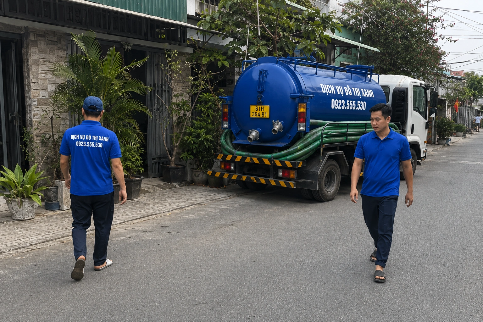 Xe hút hầm cầu Đô Thị Xanh di chuyển trên đường vườn để phục vụ các hộ dân ở Dầu Tiếng