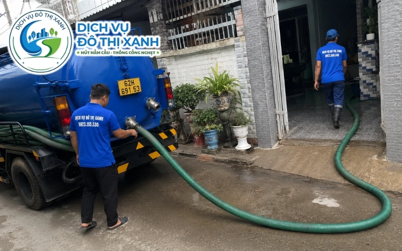 Xe hút hầm cầu Đô Thị Xanh từ Tân An qua phục vụ hộ dân tại Thủ Thừa