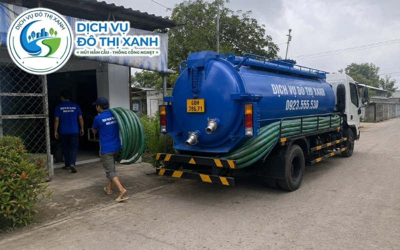 Xe hút hầm cầu cỡ nhỏ phục vụ nhà trong lộ đal tại Giồng Riềng