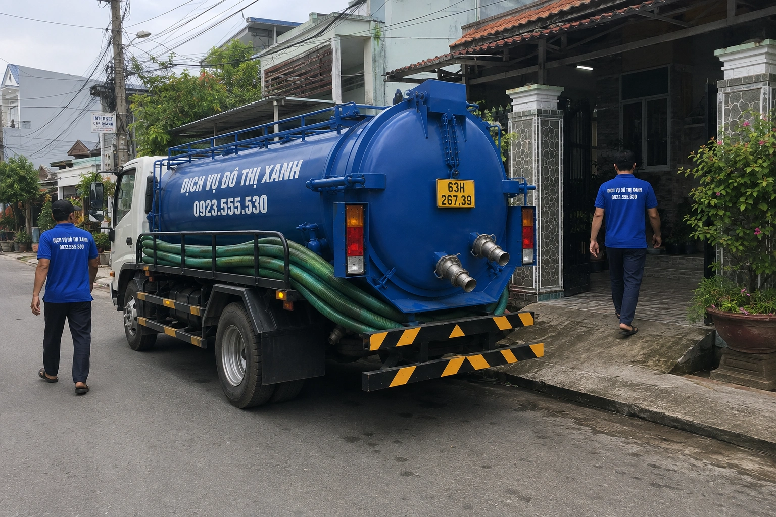 Xe bồn Đô Thị Xanh phục vụ hút hầm cầu theo cữ ghe tại xóm biển Gò Công Đông