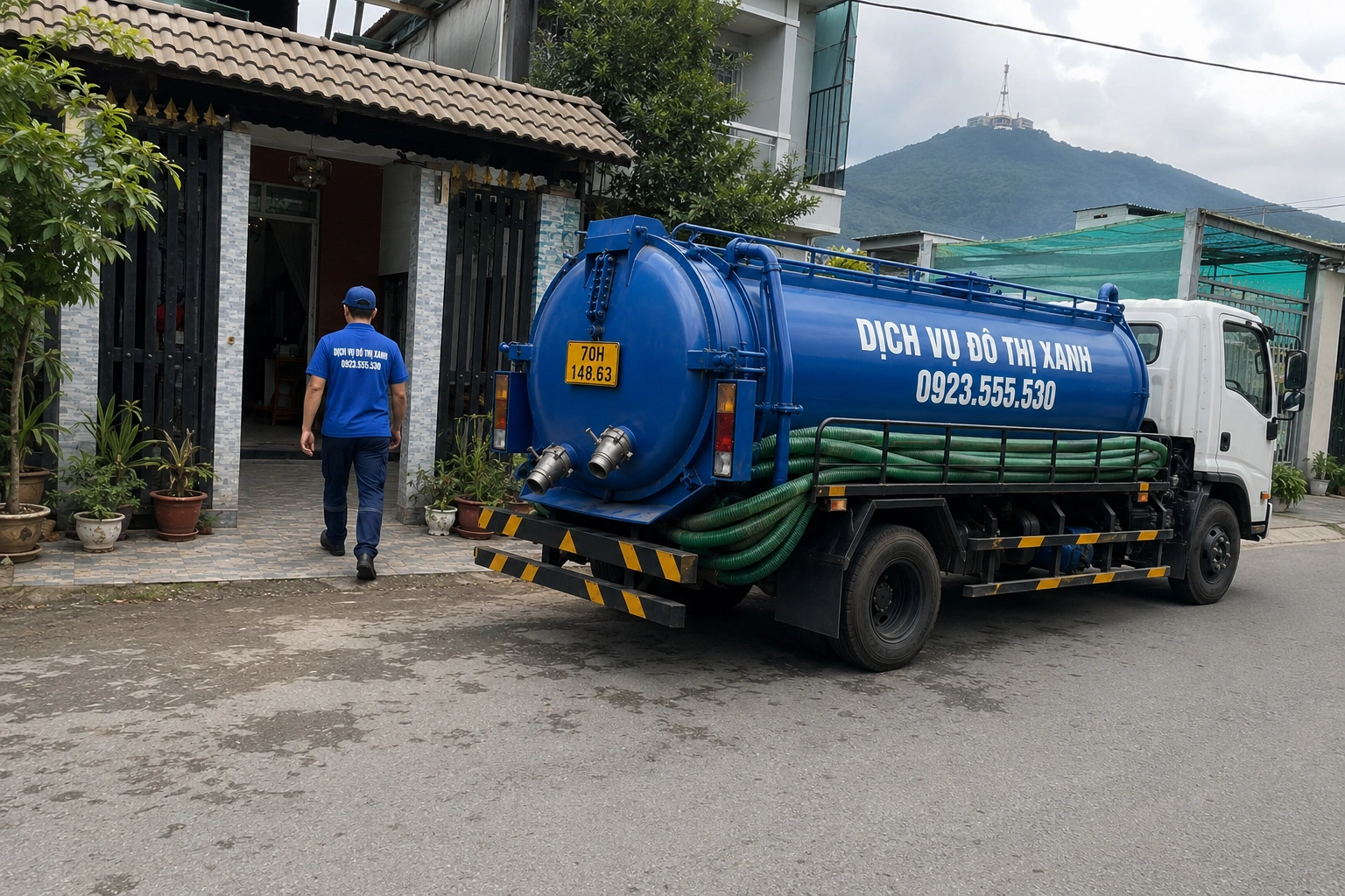 Xe bồn gầm cao Đô Thị Xanh vào đường lô cao su phục vụ hút hầm cầu Tân Châu Tây Ninh
