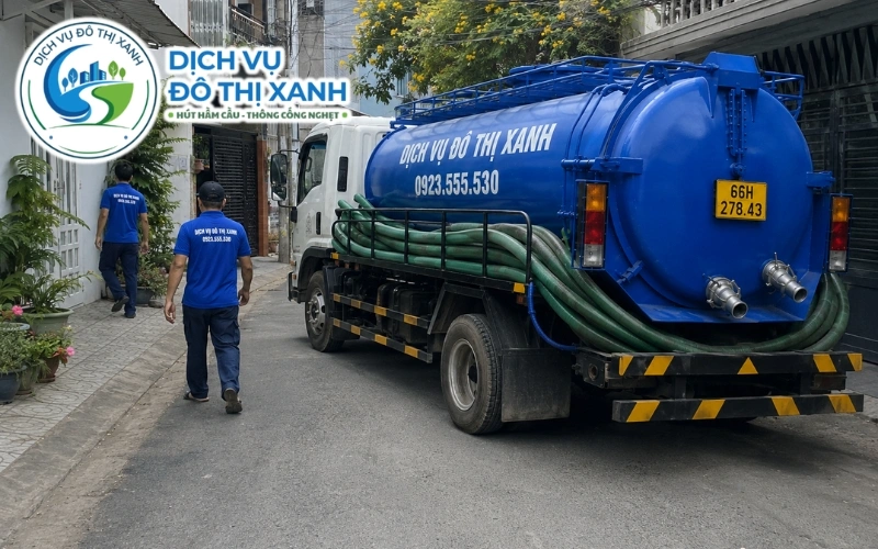 Xe nhỏ trung chuyển và ống nối dài phục vụ hút hầm cầu nhà vườn Lai Vung
