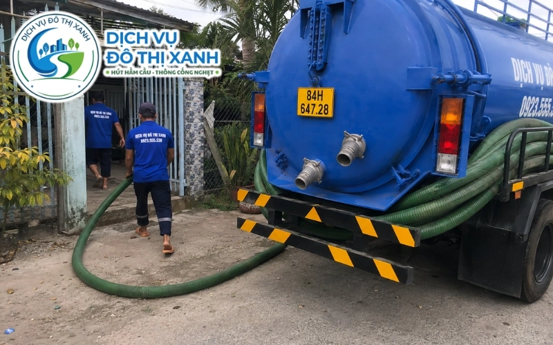 Xe hút hầm cầu cỡ nhỏ của Đô Thị Xanh đi vào đường vườn hẹp tại Cầu Kè