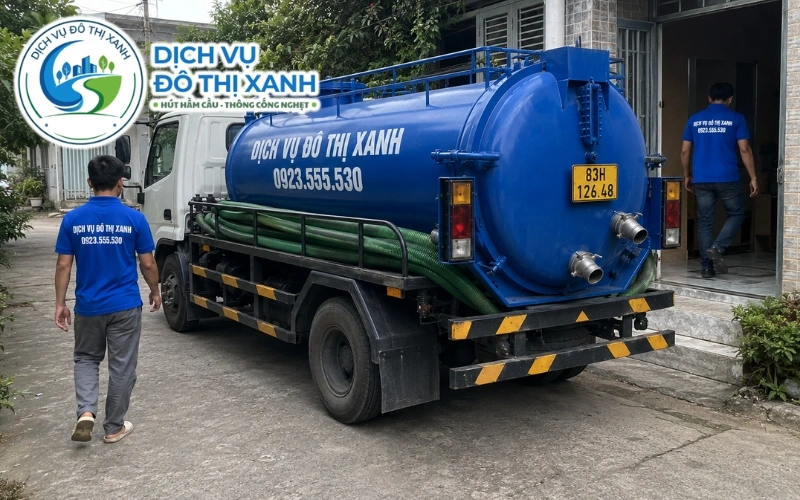 Xe bồn và bộ dụng cụ Đô Thị Xanh phục vụ hút hầm cầu tại khu vực ven sông Long Phú