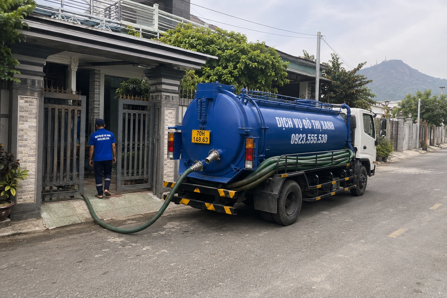 Kỹ thuật viên Đô Thị Xanh xịt đánh tơi lớp cặn đặc dưới đáy hầm cầu tại Tân Biên