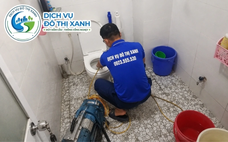 Đội thợ Đô Thị Xanh xử lý hầm và đường thoát bị nước triều dội ngược tại Năm Căn