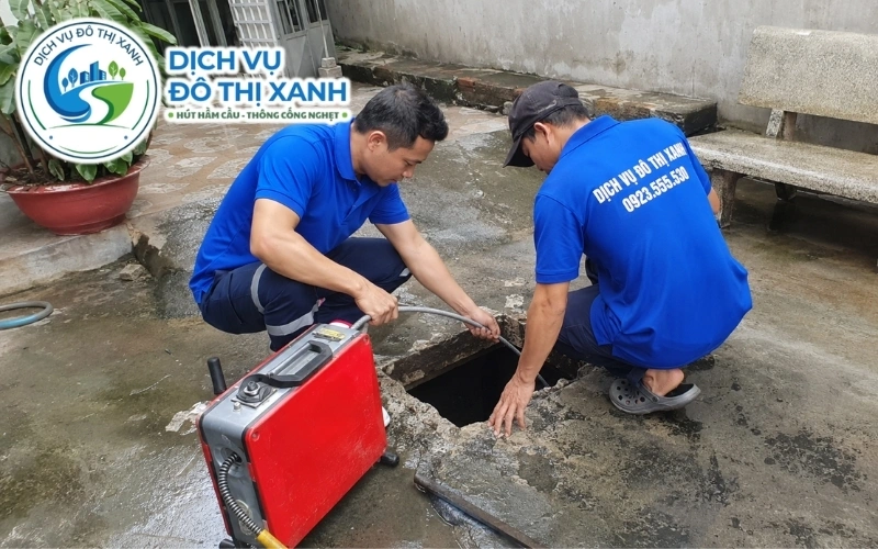 Kỹ thuật viên Đô Thị Xanh hút cặn khỏi tuyến cống chung của dãy nhà tại Châu Thành A