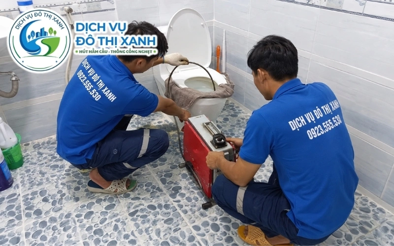 Kỹ thuật viên dùng dây lò xo kéo dị vật ra khỏi bồn cầu tại U Minh