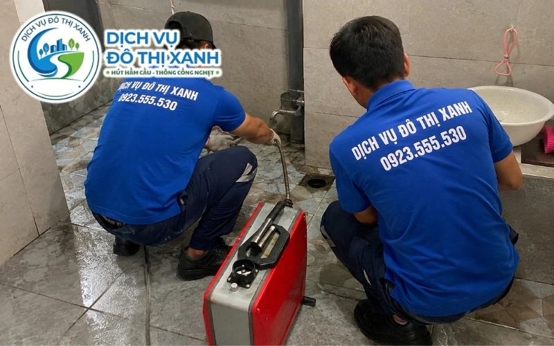 Kỹ thuật viên chọn đúng thiết bị xử lý mỡ, bùn, rễ cây và dị vật trong cống tại Ngã Bảy