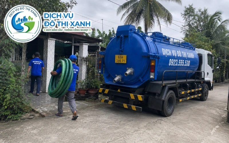 Nhân viên Đô Thị Xanh xử lý vết nứt hầm nhà gần vựa cá ven quốc lộ 80 Hòn Đất