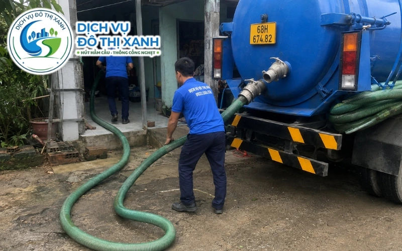 Kỹ thuật viên Đô Thị Xanh hút và trám mạch hầm bị rỉ nước tại nhà gần chợ Tân Hiệp
