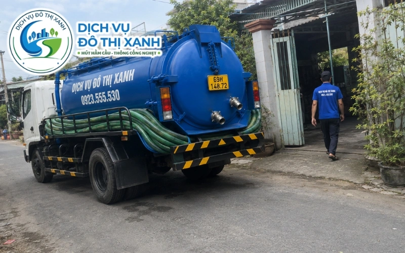 Đội thợ Đô Thị Xanh xử lý hút hầm cầu tại khu vực nền thấp ngập theo triều ở Năm Căn