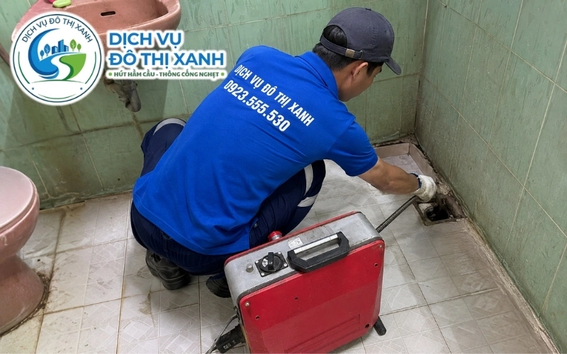 Đội Đô Thị Xanh xử lý lớp mỡ đóng trong đường cống quán ăn tại Vị Thanh