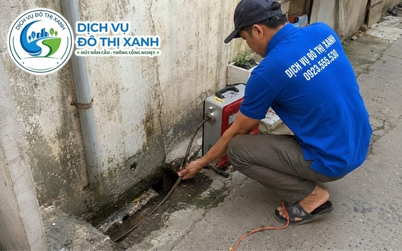 Kỹ thuật viên dùng thiết bị phù hợp xử lý từng nguyên nhân tắc cống tại Ngọc Hiển