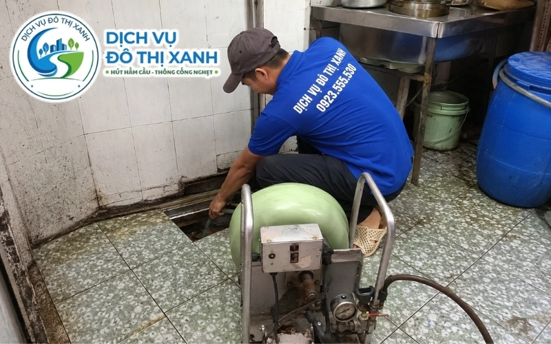 Kỹ thuật viên lựa chọn phương án xử lý phù hợp với từng nguyên nhân cống nghẹt tại Vị Thanh