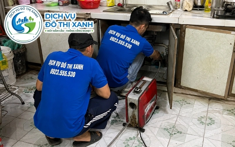 Nhân viên Đô Thị Xanh dùng đầu xịt xử lý tuyến cống dài chạy ra kênh tại Phụng Hiệp
