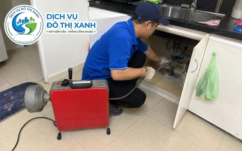 Thợ Đô Thị Xanh xử lý khối vữa đóng rắn trong đường ống nhà mới tại Bàu Bàng