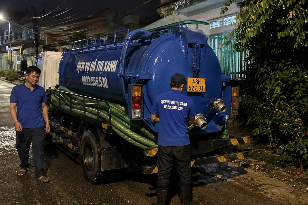 Nhân viên bên phía sau xe bồn ban đêm