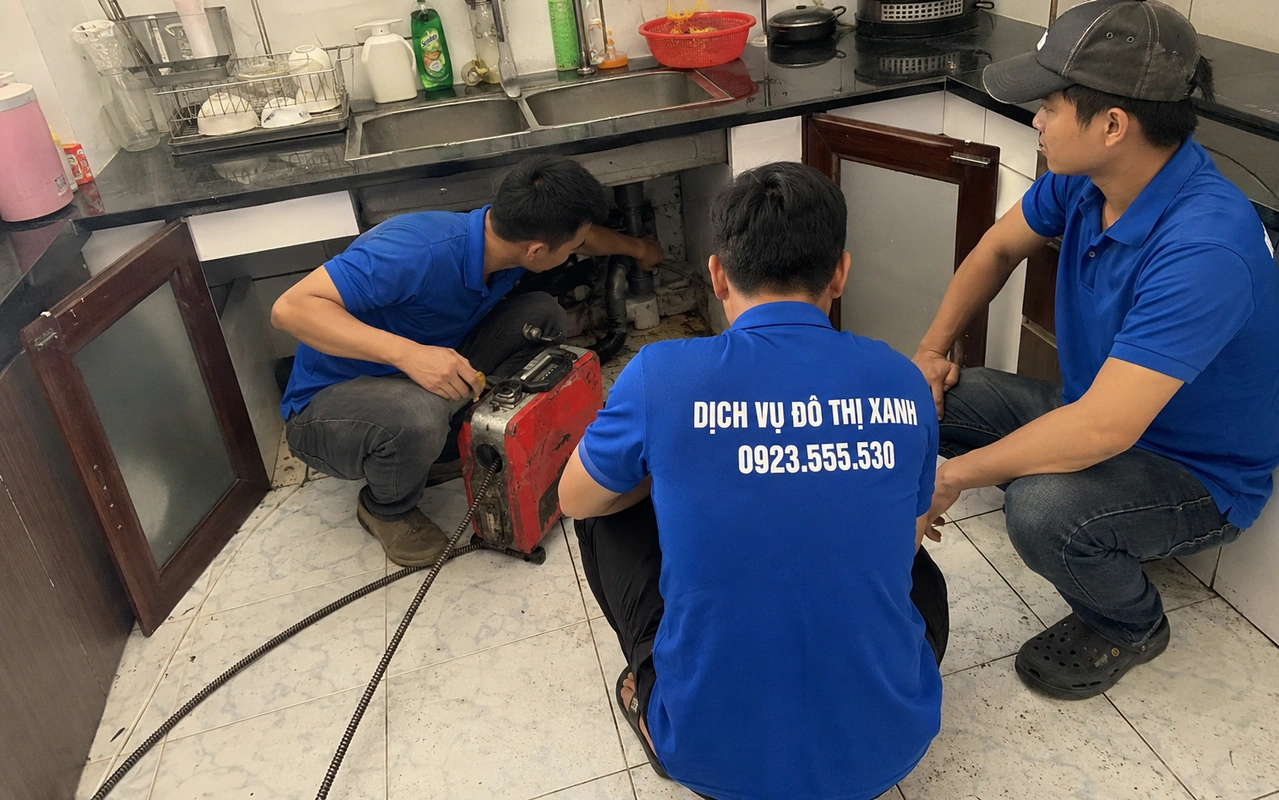 Nhân viên kiểm tra và xử lý đường cống bị nghẹt
