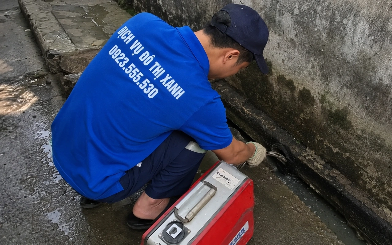 Thi công xử lý đường cống nghẹt ngoài nhà