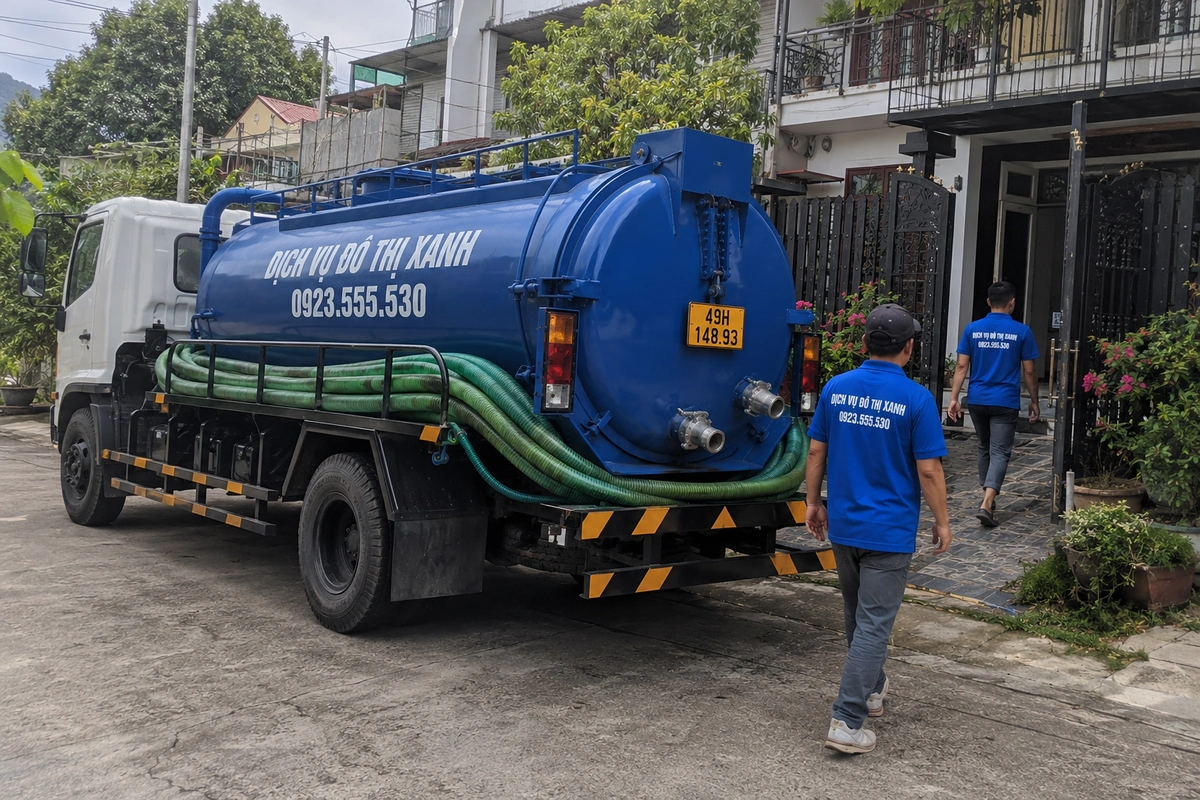 Hút hầm cầu Lâm Đồng cho lưu trú Đà Lạt, vùng rau hoa 6 Xe hút hầm cầu và nhân viên trước nhà
